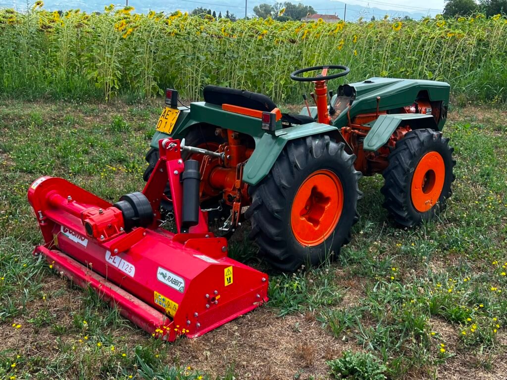 PASQUALI 33 PS Traktor mit Werkzeug