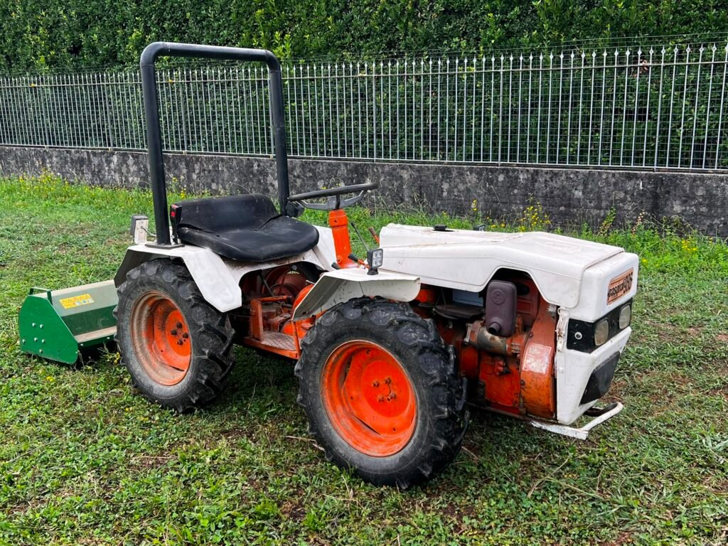 PASQUALI 986 Traktor mit Häcksler und Schneidwerk