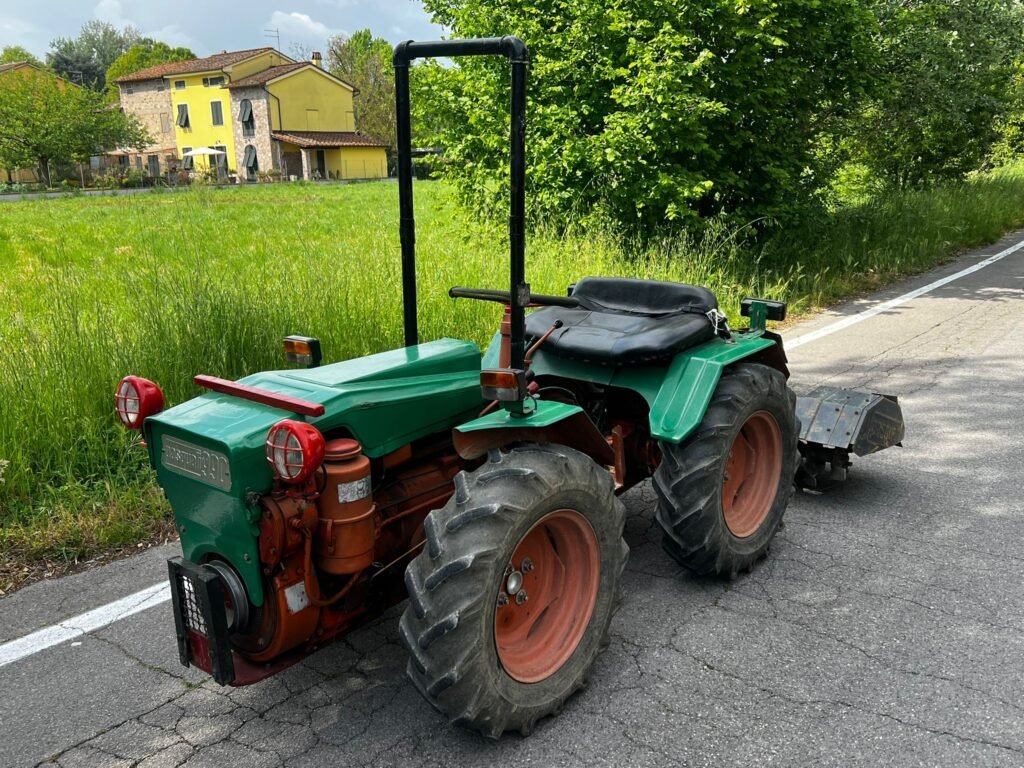 Pasquali 990 Traktor mit Schneidwerk