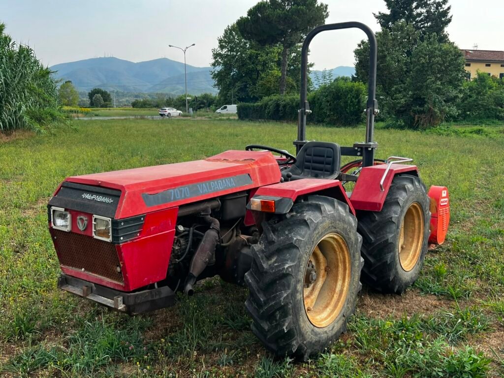 VALPADANA 7070 Traktor mit Häcksler