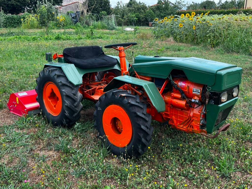 PASQUALI 33 PS Traktor mit Werkzeug