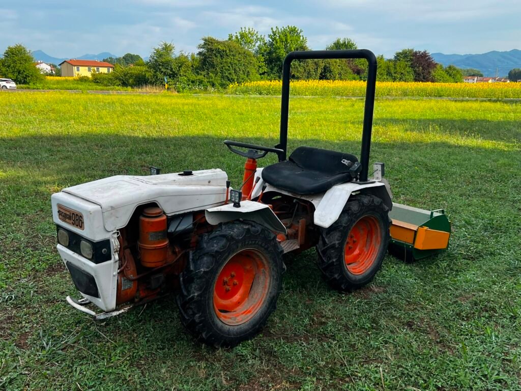 PASQUALI 986 Traktor mit Häcksler und Schneidwerk