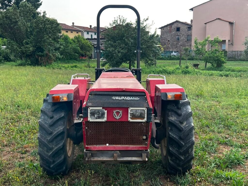 VALPADANA 7070 Traktor mit Häcksler