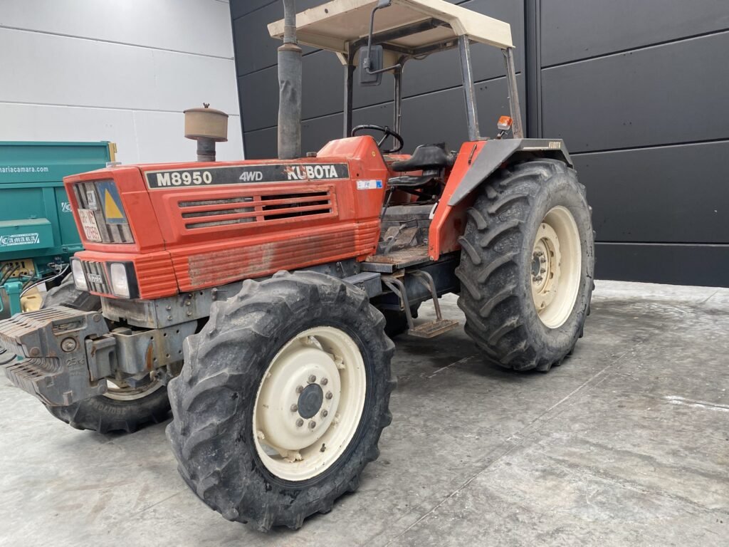 KUBOTA M8950 4WD TRAKTOR