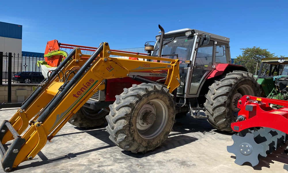 Massey Ferguson Traktor + Schaufel der Serie 300