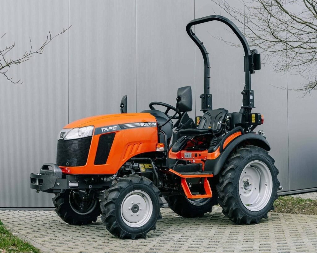TAFE 6028H Kleintraktor 24,5 PS Diesel – Hydrostat Allradtraktor mit Mitsubishi Motor & Zapfwelle
